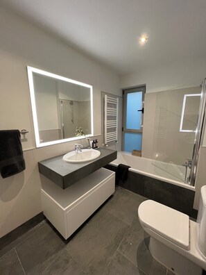 Hair dryer, towels, soap, toilet paper - Charming golf villa in El Rompido (AN)