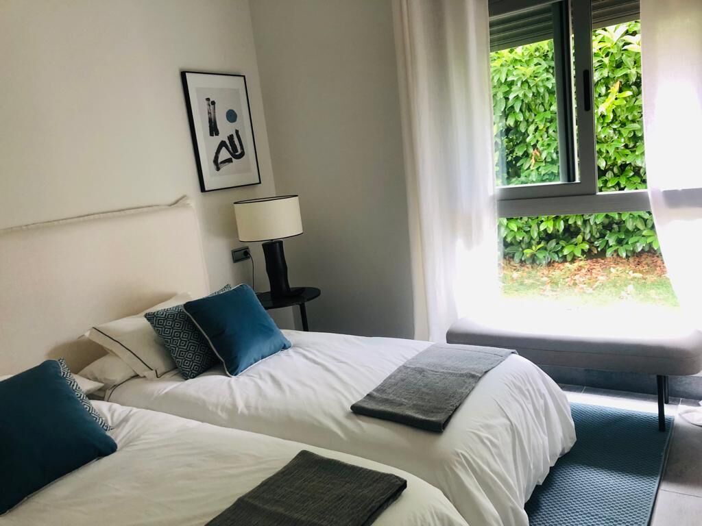 5 bedrooms, iron/ironing board, WiFi, bed sheets