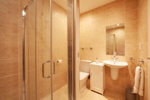 Douche, serviettes fournies