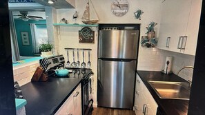 Een microgolfoven, een oven, een kookplaat, een vaatwasser