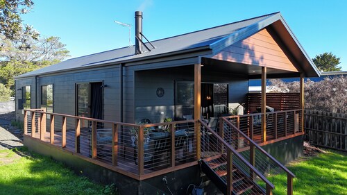 Koala Retreat - 3 bed brand new home near the Beach~Woodburner~Linen~Fast WiFi