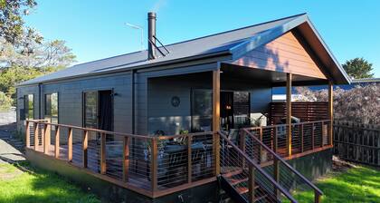 Koala Retreat - 3 bed brand new home near the Beach~Woodburner~Linen~Fast WiFi