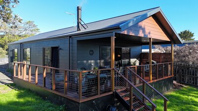 Koala Retreat - 3 bed brand new home near the Beach~Woodburner~Linen~Fast WiFi