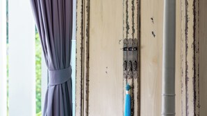 A door with a metal latch and a blue tassel hanging from it. - INDIGO VILLA Samui - superb sea view! (จ.สุราษฎร์ธานี)