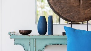 A teal-painted wooden table with two blue vases and a dark bowl. - INDIGO VILLA Samui - superb sea view! (จ.สุราษฎร์ธานี)
