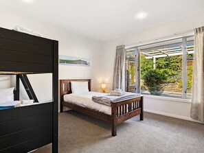 4 habitaciones, tabla de planchar con plancha, cuna de viaje y wifi 