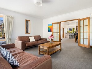 Televisión y chimenea 