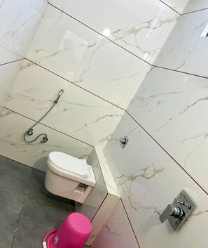 Deluxe vierpersoonskamer | Badkamer | Een douche, gratis toiletartikelen, pantoffels, zeep