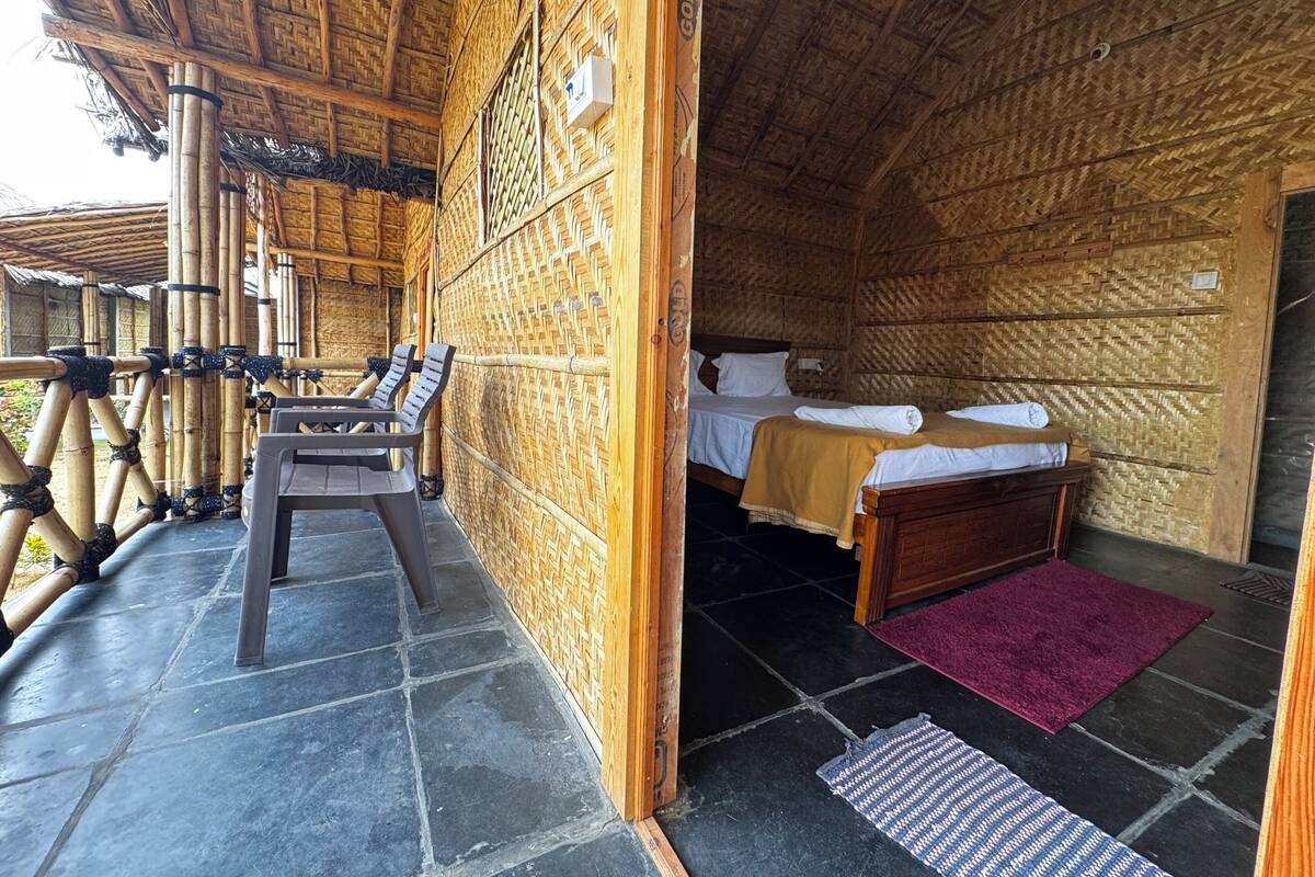 A room with a bed, a wooden bench, and a table.