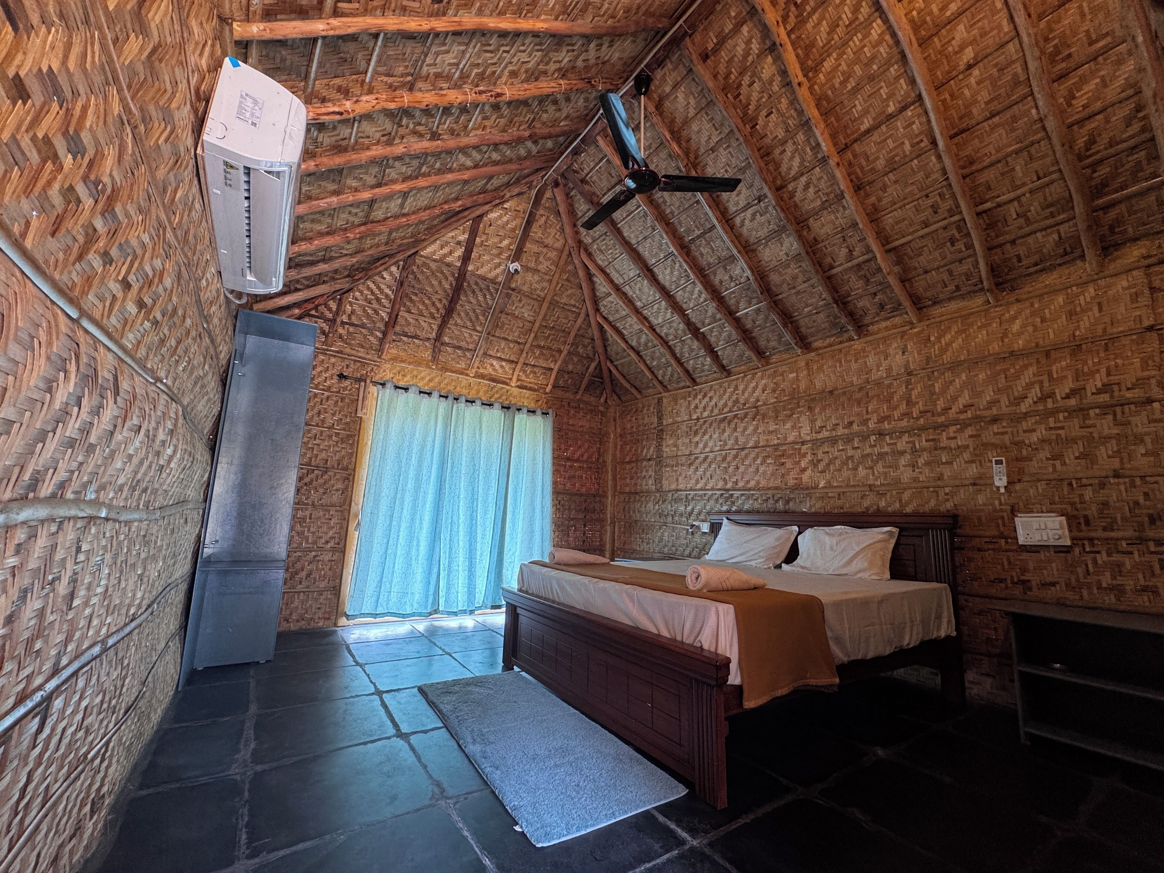 Doppia Deluxe, vista cortile | Una scrivania, postazione laptop, tende oscuranti, Wi-Fi gratuito