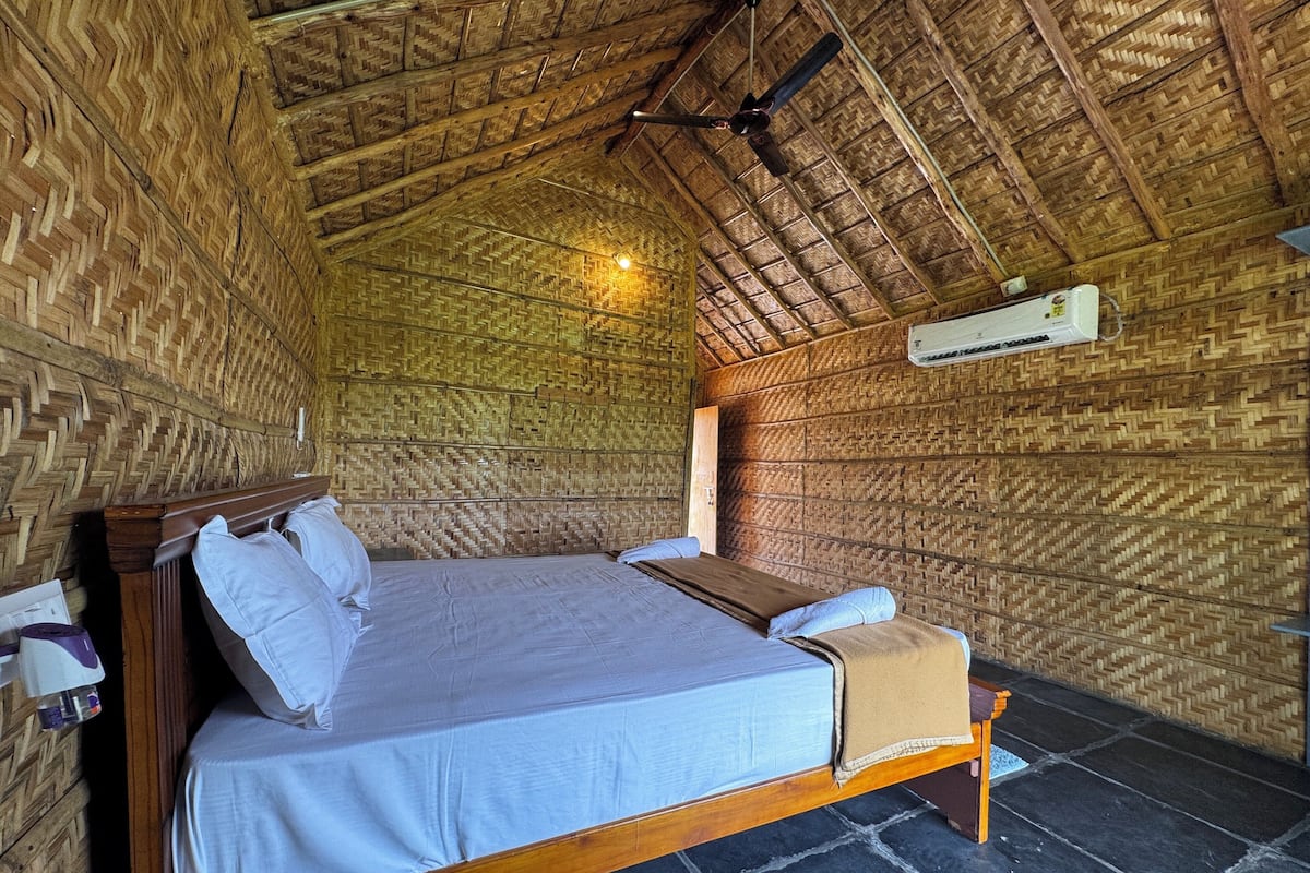 Deluxe Double Room, Courtyard View | Desk, laptop workspace, blackout drapes, free WiFi