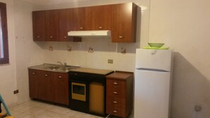 Jääkaappi, uuni, liesi, kahvin-/teenkeitin