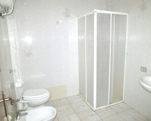 Suihku, hiustenkuivaaja, bidee, pyyhkeet