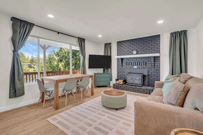 Televisión, chimenea, libros y oficina