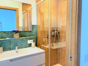 Hårtørrer, bidet, håndklæder, Sæbe