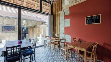 Réfrigérateur, micro-ondes, plaque de cuisson