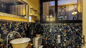 Family Shared Dormitory, Resort View | Baño | Secadora de cabello, batas, piso con calefacción, toallas