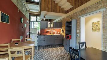 Kühlschrank, Mikrowelle, Herdplatte, Kochgeschirr/Geschirr/Besteck