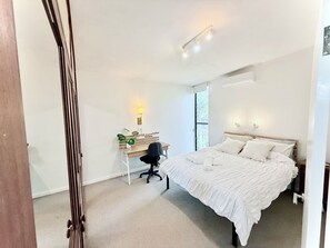 3 bedrooms, iron/ironing board, free WiFi, bed sheets - Leafy peaceful 3 bedroom family friendly home for serene escape (Ferny Hills)