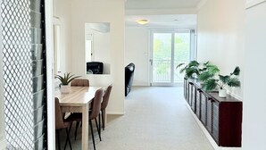 Un interior espacioso y luminoso con comedor, sala de estar y vistas al exterior.