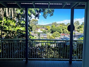 Property grounds - Leafy peaceful 3 bedroom family friendly home for serene escape (Ferny Hills)