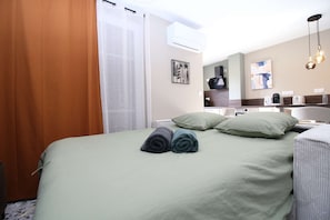 2 bedrooms, desk, iron/ironing board, WiFi