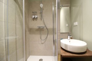 Dusche, Haartrockner, Handtücher