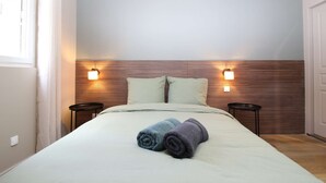 A hotel room with a bed, two bedside tables, and a wooden headboard. - ⭐Au calme des Carmes⭐Climatisation⭐Wifi⭐Hypercentre (Avignon)
