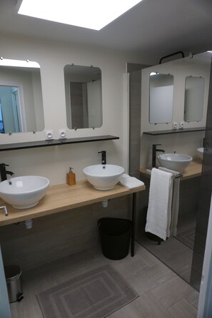 Shower, hair dryer, towels, soap - Charming modern duplex with parking, fitted kitchen 30 min from Nancy (Foug)