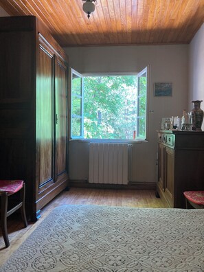 2 Schlafzimmer, Bügeleisen/Bügelbrett, Bettwäsche