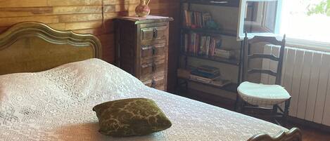 2 chambres, fer et planche Ă repasser, literie fournie