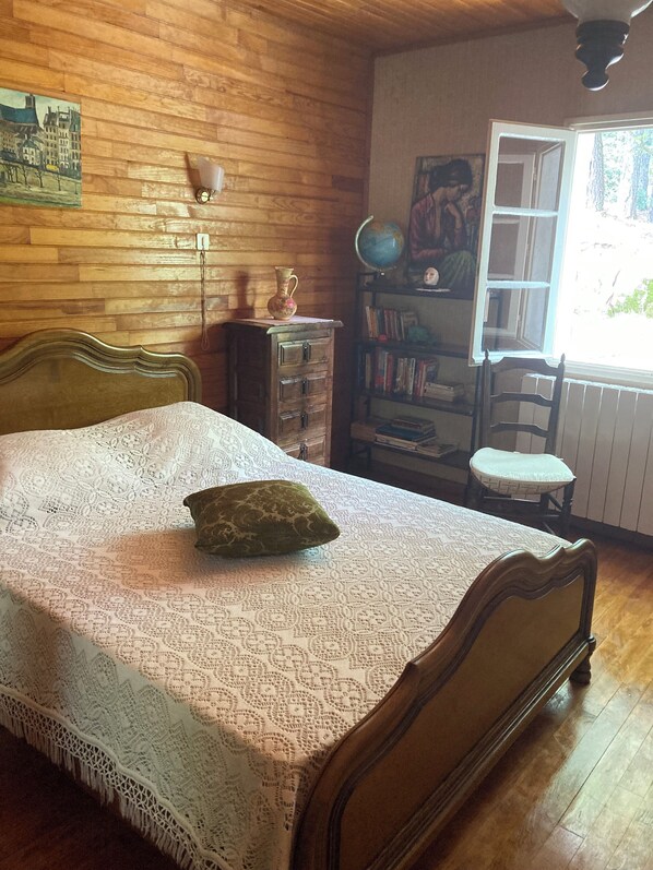 2 quartos, ferros/tábuas de passar roupa, roupa de cama