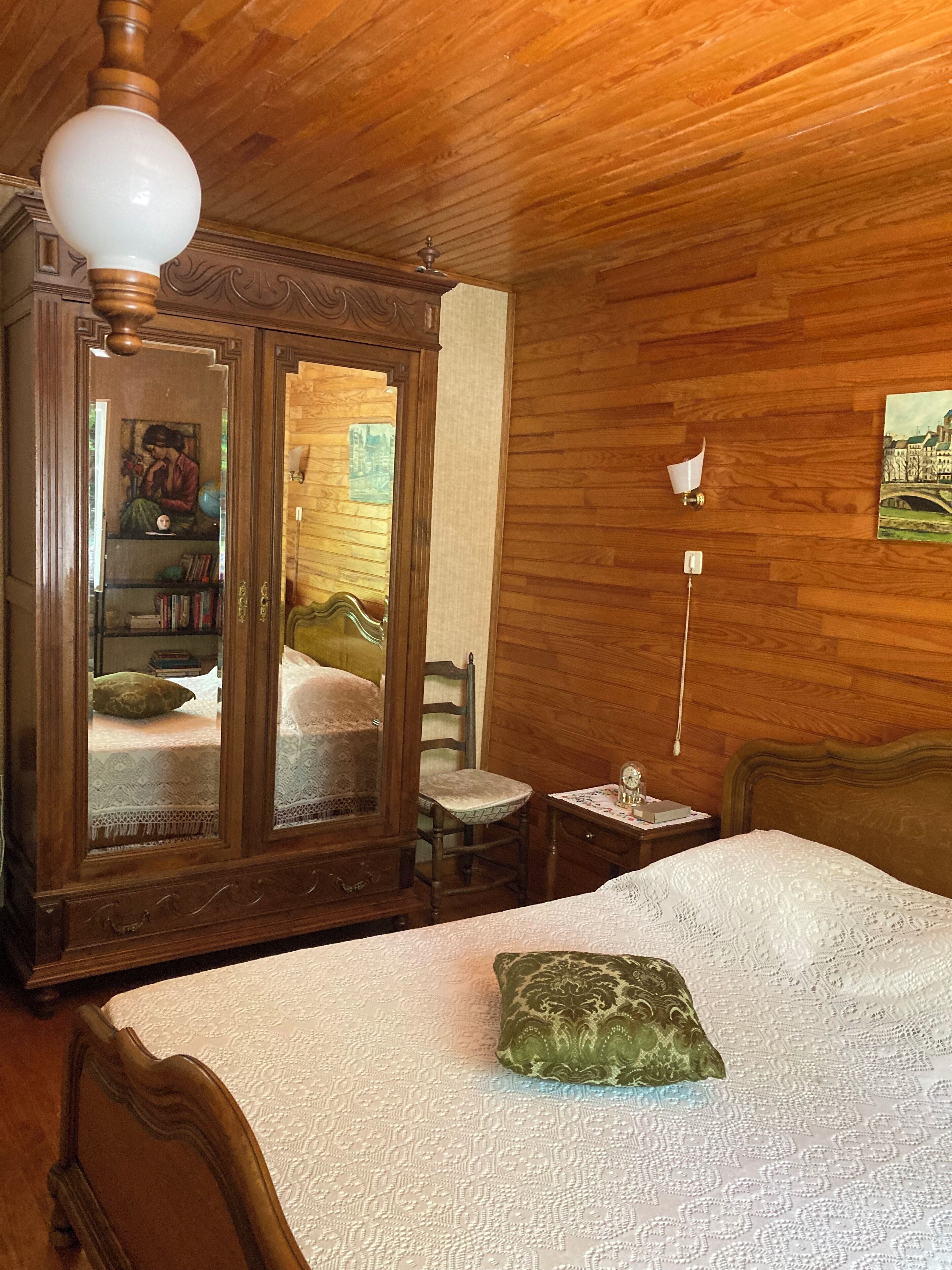 2 bedrooms, iron/ironing board, bed sheets