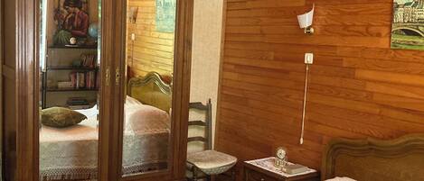 2 dormitorios, tabla de planchar con plancha, ropa de cama