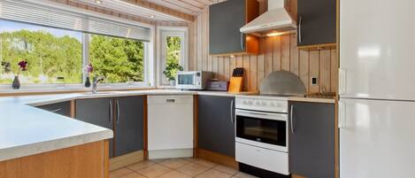 Kühlschrank, Mikrowelle, Geschirrspüler, Kochgeschirr/Geschirr/Besteck