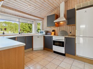 Kjøleskap, mikrobølgeovn, oppvaskmaskin og kjøkkenutstyr