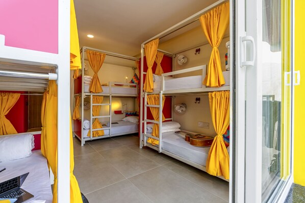 Dortoir Partagé Confort, femmes uniquement, salle de bains privée