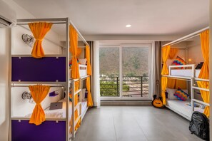 Dortoir Partagé Confort, femmes uniquement, salle de bains privée