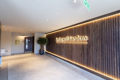 Modern 1BR Apt with City Views - Walk to Leeds CC