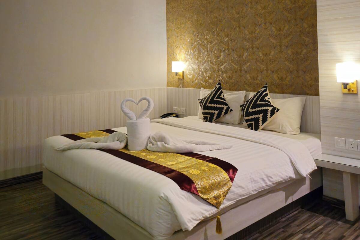 Deluxe Double Room | Langsir/tirai gelap terus, seterika/papan seterika, Wi-fi percuma 