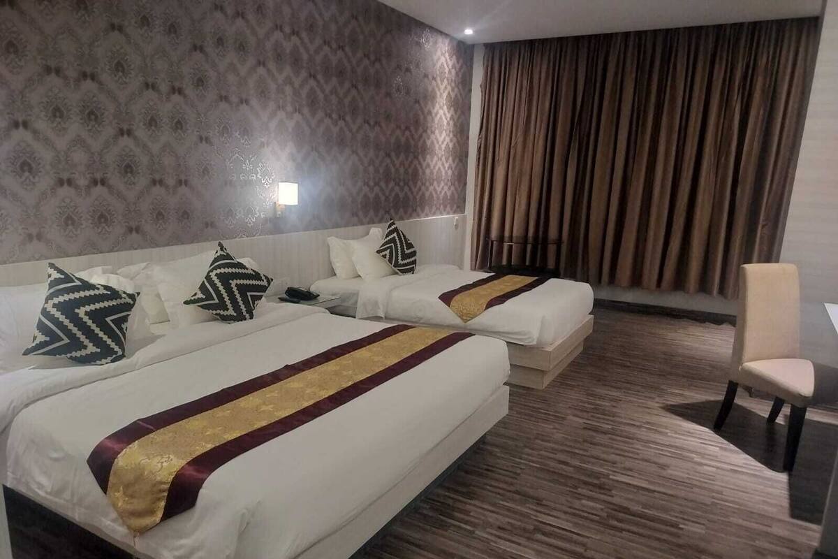 Family Triple Room | Langsir/tirai gelap terus, seterika/papan seterika, Wi-fi percuma 