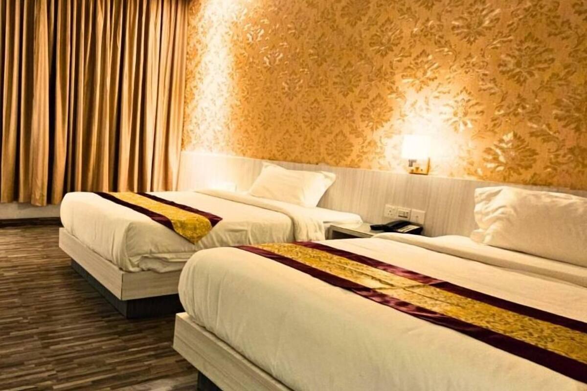 Deluxe Twin Room | Langsir/tirai gelap terus, seterika/papan seterika, Wi-fi percuma 
