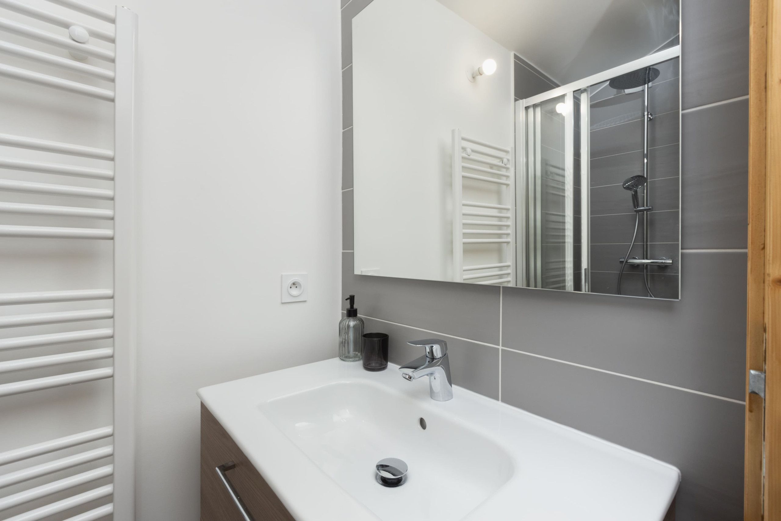 Shower room in the Kamd'Baz master suite on the first floor of this magnificent duplex flat close to the centre of Morzine and within easy reach of the ski lifts.