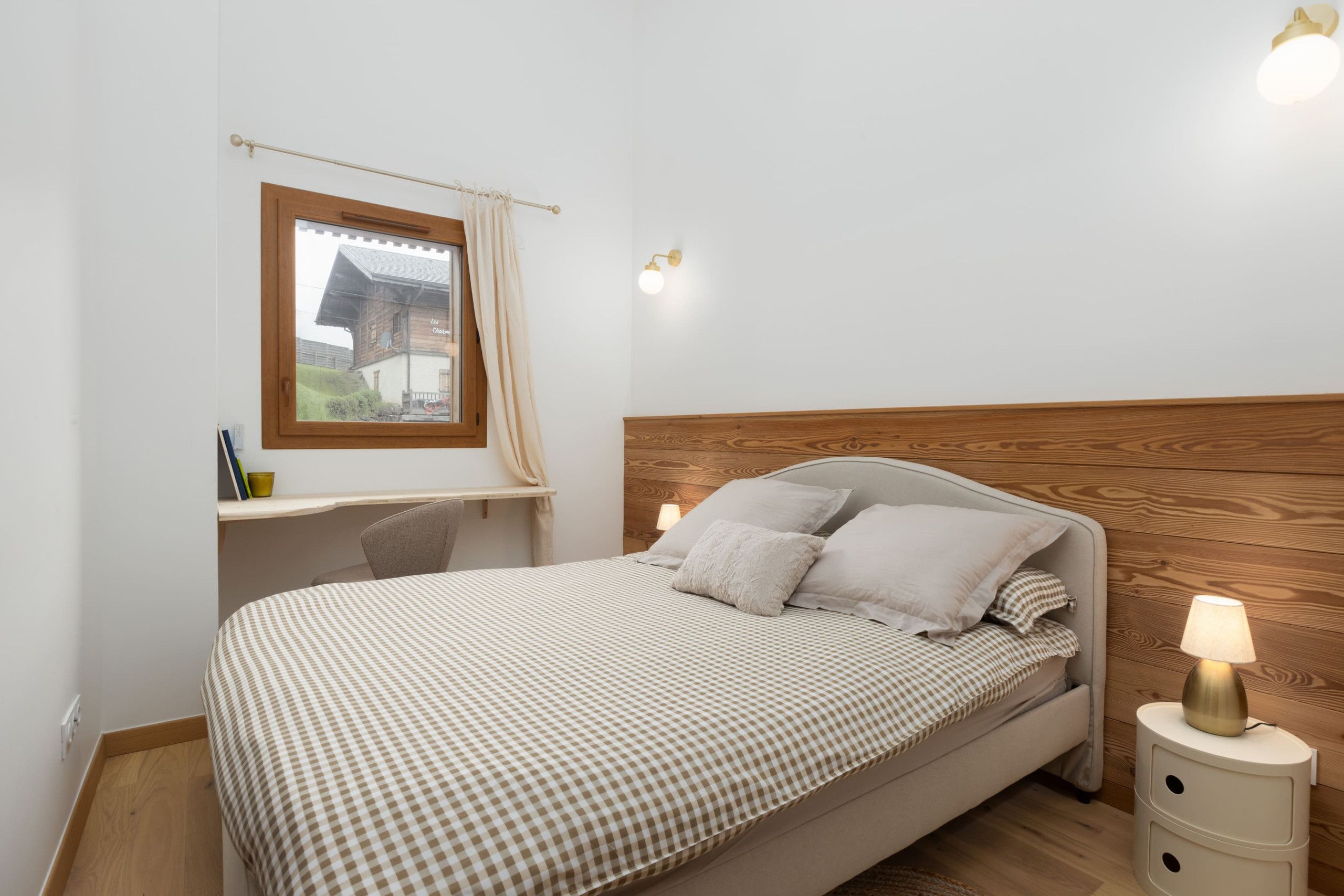 The master bedroom in the Kand'Baz flat in Morzine, located on the first floor of this magnificent apartment close to the centre of Morzine and within easy reach of the free shuttle service.