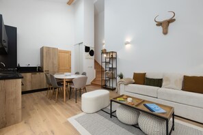 Großer Wohnraum für diese neue Maisonettewohnung in der Nähe des Zentrums von Morzine. Ausgestattete Küche, raffiniertes Wohnzimmer mit Zugang zu einer Terrasse mit herrlichem Blick auf Avoriaz.
