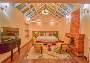 Phòng Suite phong cách cổ điển | Bàn, khu vực làm việc phù hợp cho laptop 