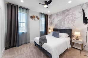 3 bedrooms, desk, iron/ironing board, travel cot - Luxe Retreat • Pool Table • Gated • Near Med Center, NRG & Museums (Houston)