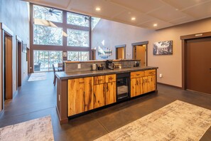 Réfrigérateur, four à micro-ondes, un four, surface de cuisson