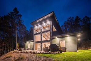 Exterior - NEW luxury 4bd 2ba luxury lakeshore private cabin. Pet-Friendly. Hot tub & more! (Danbury)