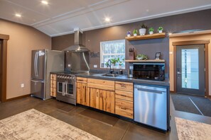 Fridge, microwave, oven, stovetop - NEW luxury 4bd 2ba luxury lakeshore private cabin. Pet-Friendly. Hot tub & more! (Danbury)